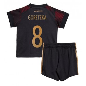 Tyskland Leon Goretzka #8 Replika Babytøj Udebanesæt Børn VM 2022 Kortærmet (+ Korte bukser)